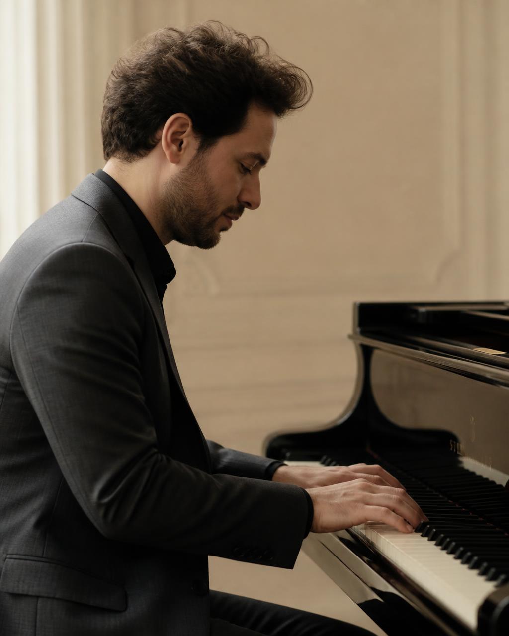 Paul Gonzalez, pianiste et professeur de piano, au clavier
